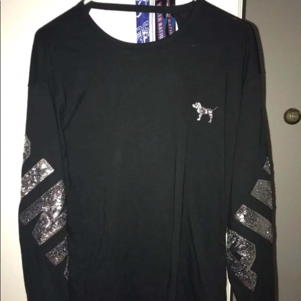 pink long sleeve black shirt.